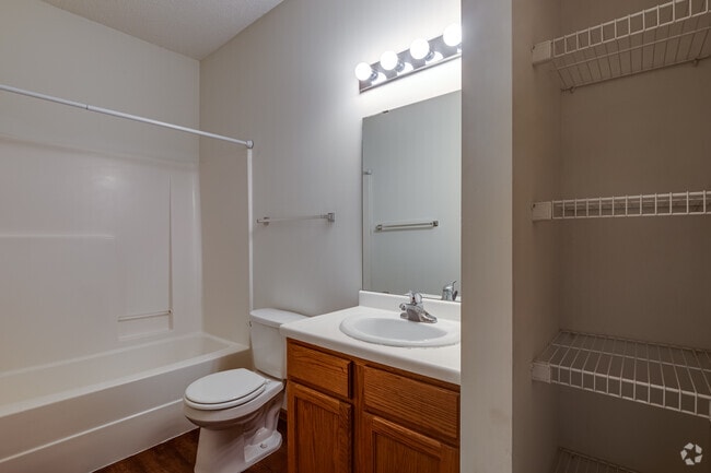2BR, 2BA - 1074SF - Bathroom 2