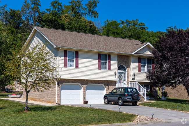 Newly built split levels are the most recently built homes in Westview Terrace.