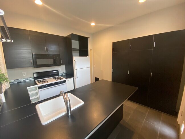 Kitchen (wide angle)