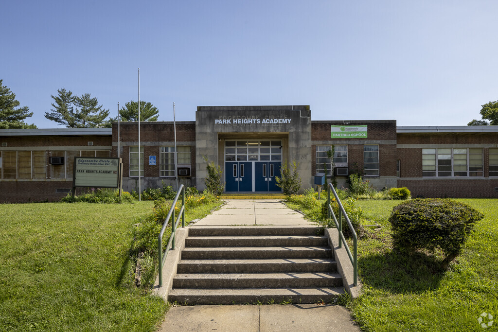 Edgecombe Circle Elementary School steps and building in Edgecomb.