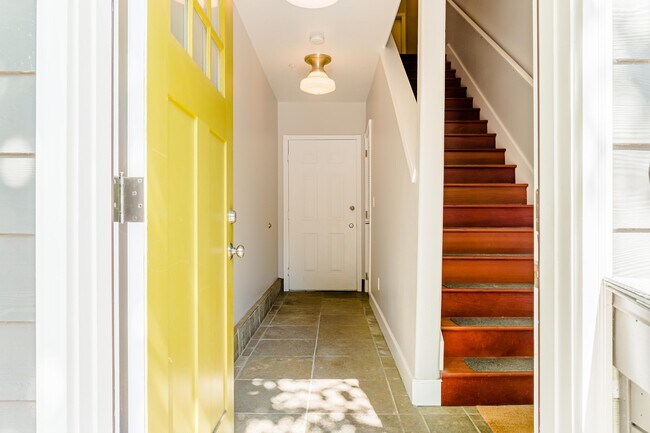 2565 NW Thurman St unit 2565, Portland, OR 97210 - photo 3