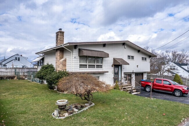 This mid-century modern home showcases Arlington’s architectural variety.