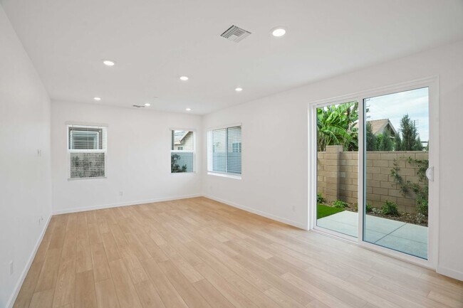 415 E 220th St, Carson, CA 90745 - photo 3