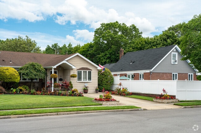 Many homes across Franklin Square have well manicured lawns.