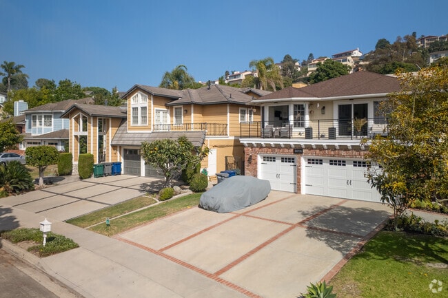 Large homes with wide driveways occupy the hills and valleys of Rolling Hills Estates.