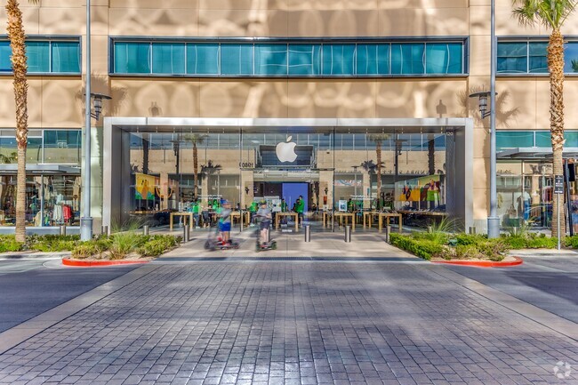 Apple Store In Downtown Summerlin Stock Photo - Download Image Now