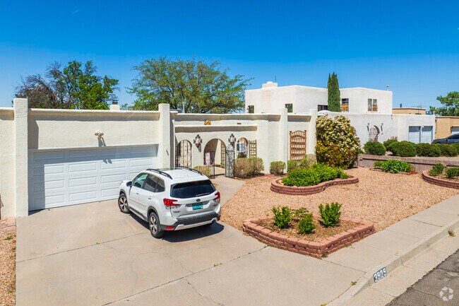 Pueblo-style homes with flat roofs are common in Loma del Rey, Albuquerque.