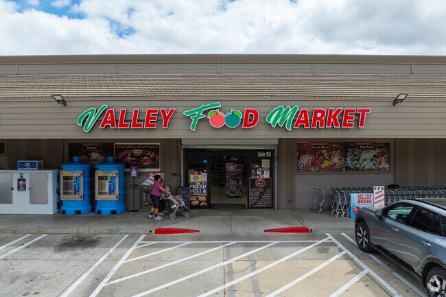 Woodbridge residents can pick up groceries or fresh Mexican food at Valley Food Market.