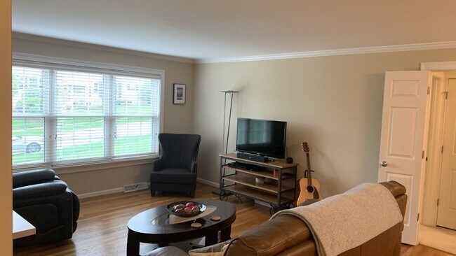 3744 Ashworth Dr unit B, Cincinnati, OH 45208 - photo 4