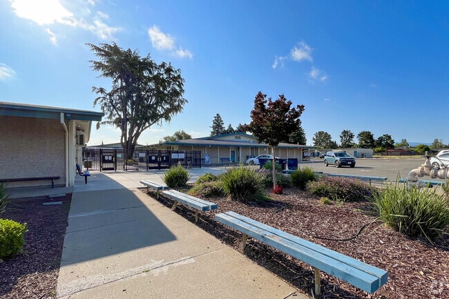 Laurelwood Elementary School a student-teacher ratio of 23 to 1 in Birdland Neighbors.