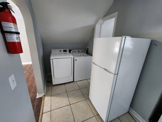 1119 Lake St unit 2, Kalamazoo, MI 49001 - photo 3