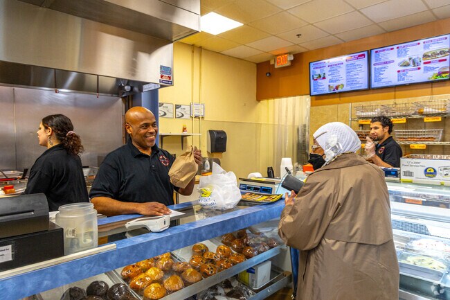 Glendale residents can experience authenticity and exceptional service at New York Bagel & Deli.