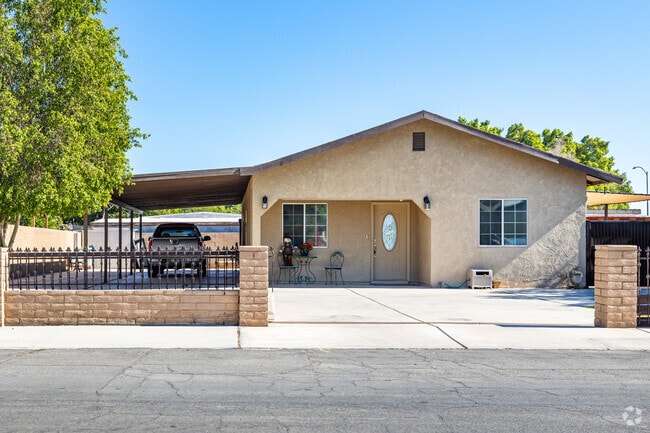 Most homes in Donovan Estates, AZ were built in the 20th century.