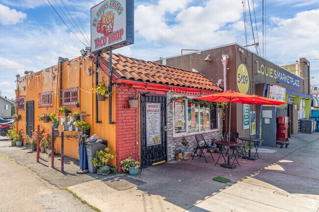El Papas Fritas Taco Shop keeps Oak Park fed with regional specialties.
