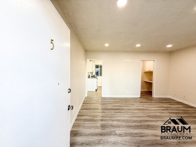 15546 Vanowen St unit 5, Van Nuys, CA 91406 - photo 3