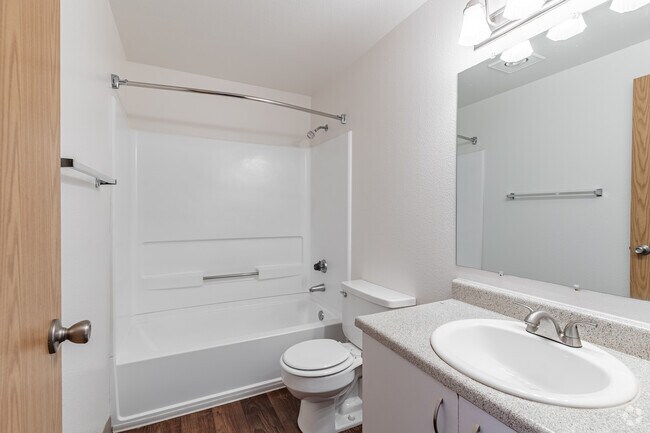 2BR, 2BA - 944SF - Primary Bathroom