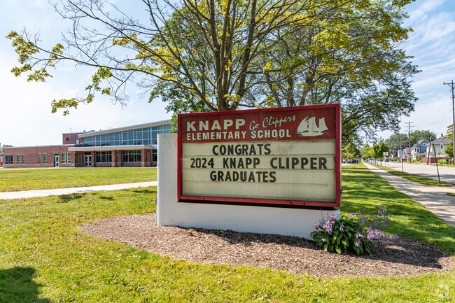 Knapp Elementary School offers an extended learning program and a Parent Leadership Group.