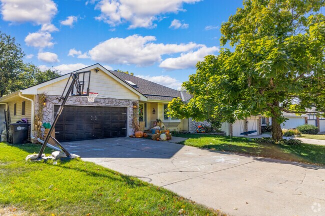 Many architectural styles appear throughout Fountain Hills-Pacific Meadows, Omaha.