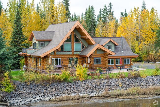 You'll find large cabins in Chena Ridge built along the Chena River with access to the water.