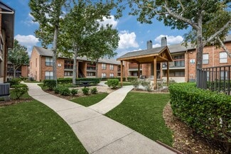 695 Pineloch Dr, Webster, TX 77598