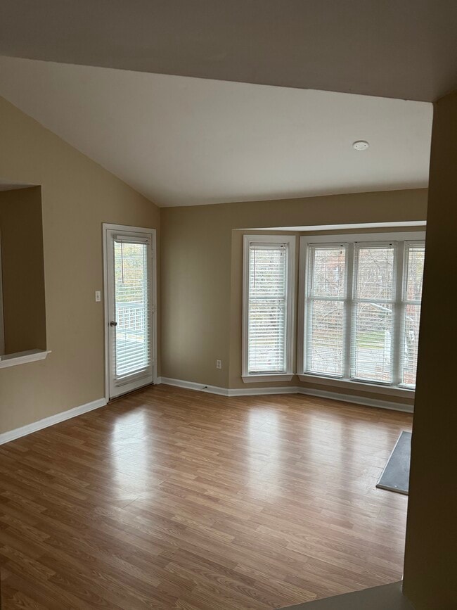 1021 Wirewood Dr unit 301, Raleigh, NC 27605 - photo 2