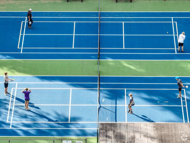 Lafayette Park in Tallahasee Florida offers multiple pickle ball and tennis courts.