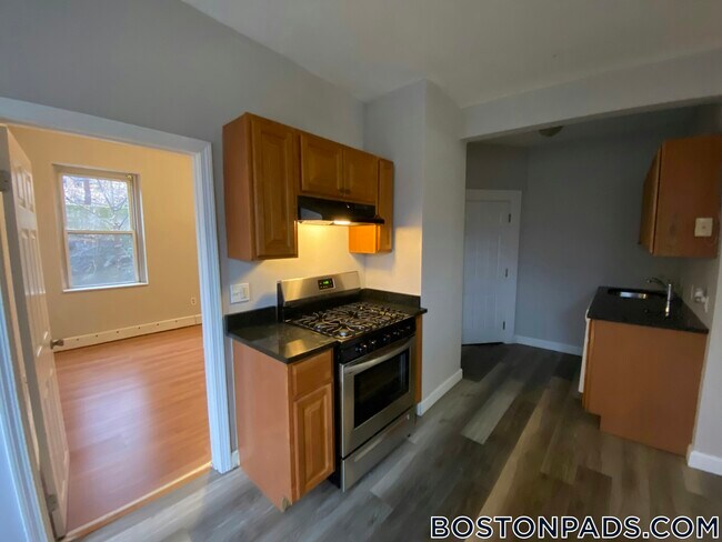 96 Woodledge St unit 3L, Dorchester, MA 02125 - photo 2