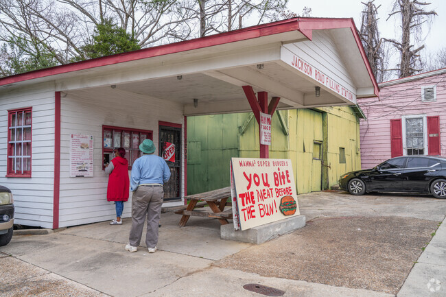 Mamma's Hot Dog Stand in Vicksburg, Mississippi, has been serving customers for over 15 years.