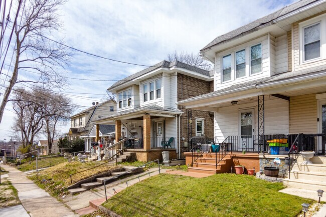 Many duplex homes in Marlton have driveways.