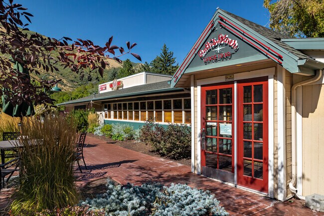 Ruth’s Diner is a historic diner serving American food in a trolley car near Foothill Sunnyside.