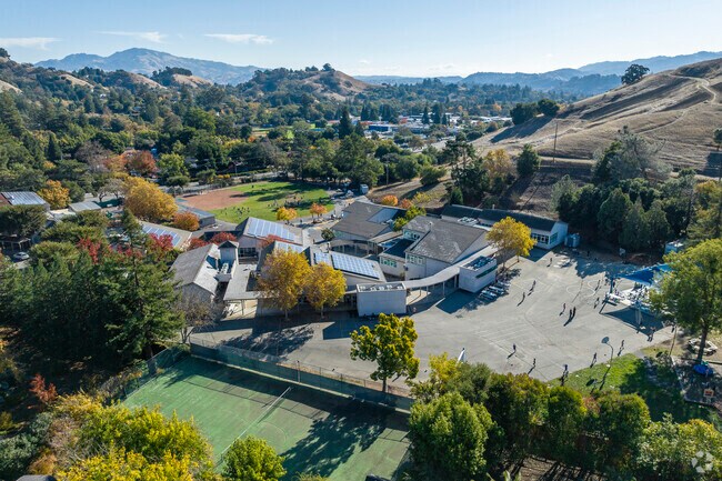 Springhill Elementary School empowers its community to be academic and social learners.