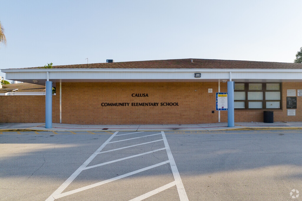 Front entrance of Calusa Elementary School.