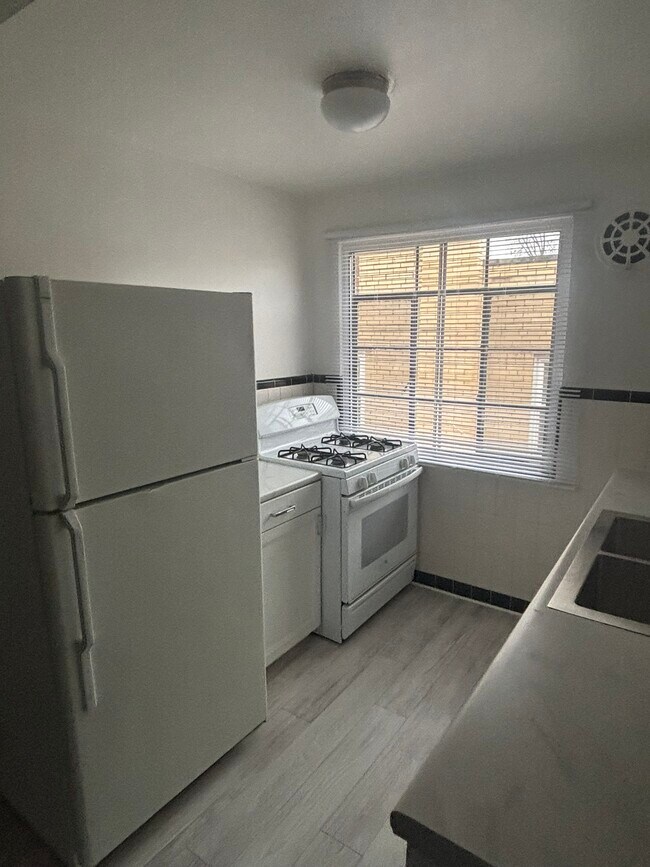 2340 Losantiville Ave unit 1, Cincinnati, OH 45237 - photo 3