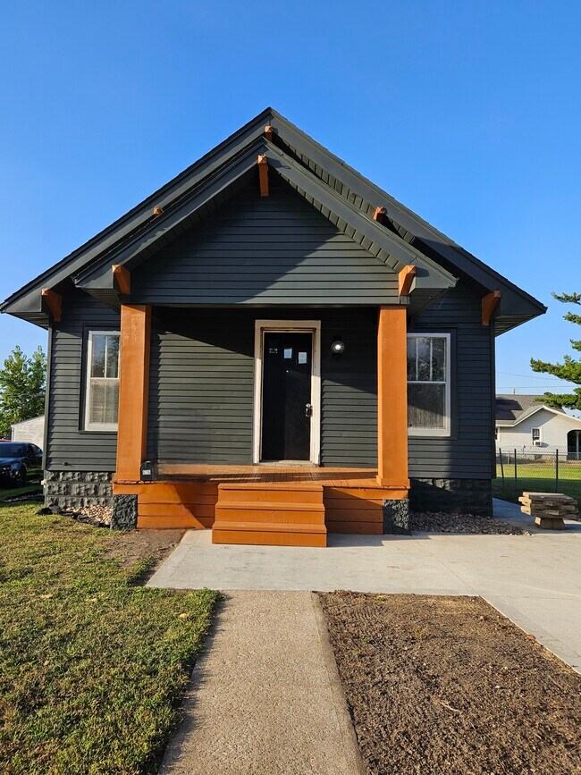 616 Lee St, Marshalltown, IA 50158