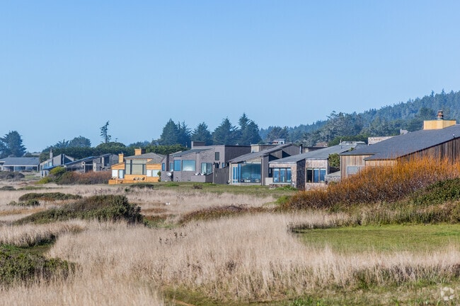 The Sea Ranch is decorated with mansions on the edge of Pacific Coast.