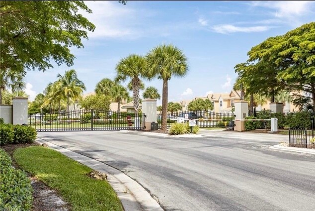 8361 Village Edge Cir unit 8361 VILLAGE EDGE CI, Fort Myers, FL 33919 - photo 3