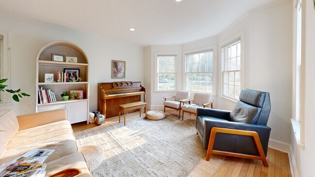 257 N Cassingham Rd, Columbus, OH 43209 - photo 2