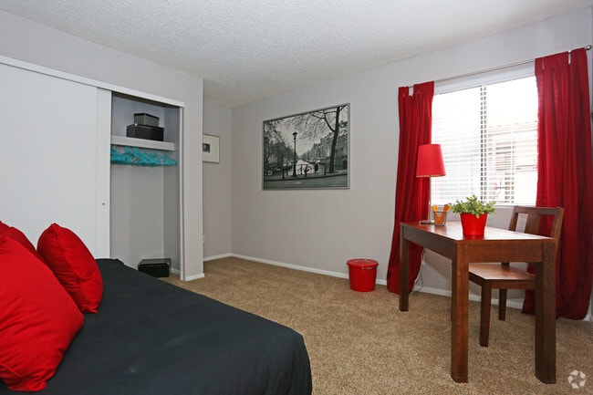 2BR, 1BA - Sequoia 775 SF