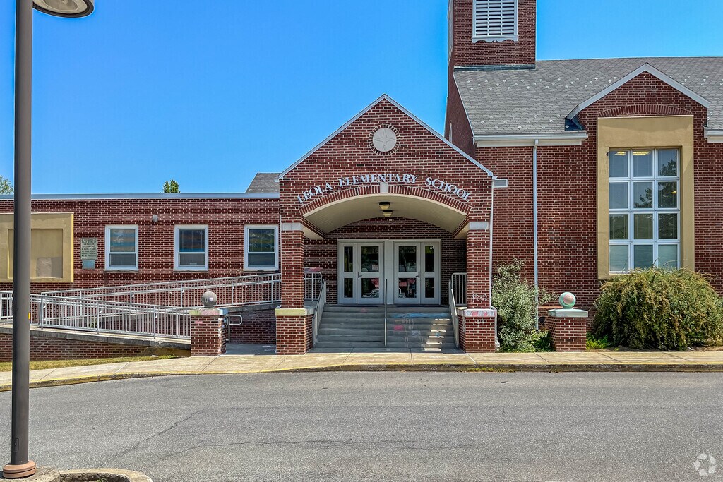 Leola Elementary School aims to provide a collaborative learning community.