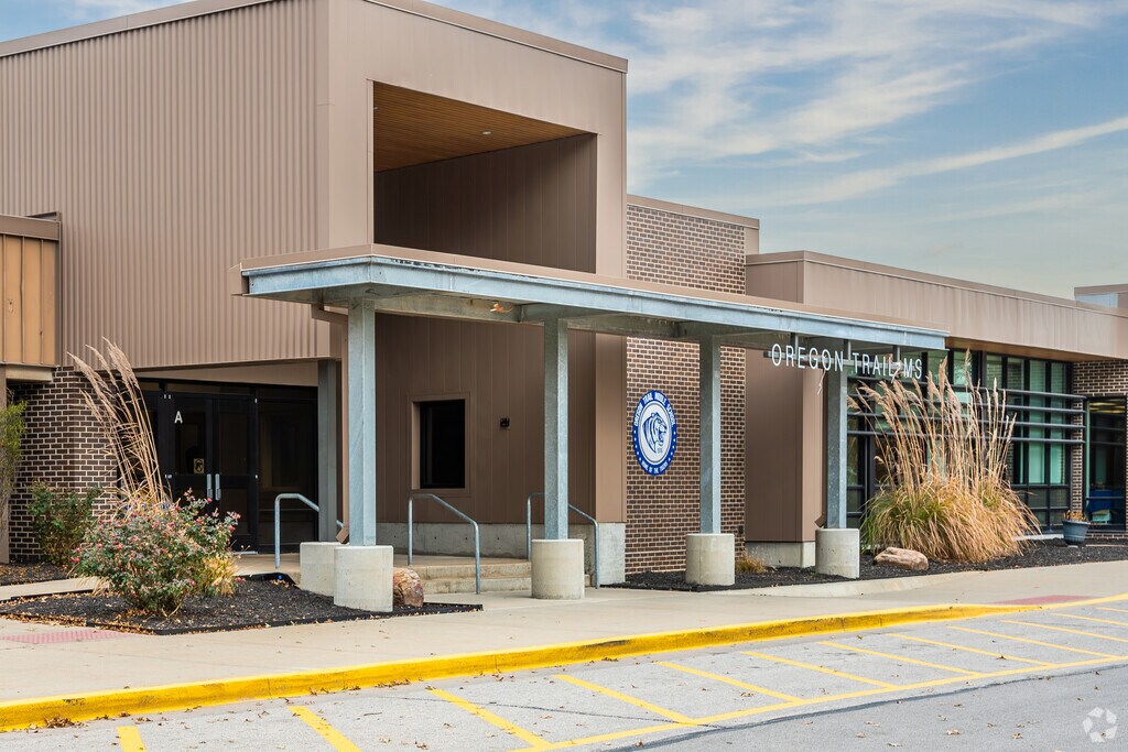 Oregon Trail Middle School is located in Olathe, Kansas.