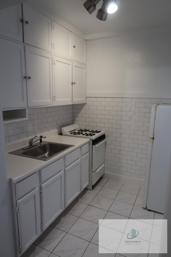 4236 N Broadway unit 4236-303, Chicago, IL 60613 - photo 4