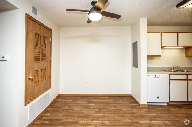 2BR, 1BA - 1,000 SF