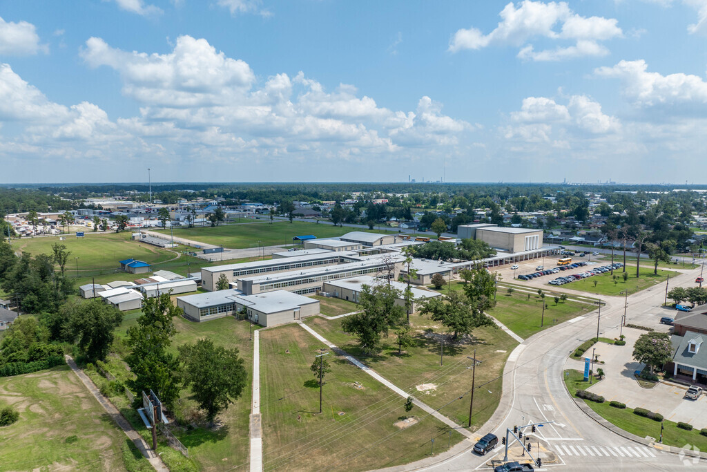 W.W. Lewis Middle earns a B+ rating from niche.com.