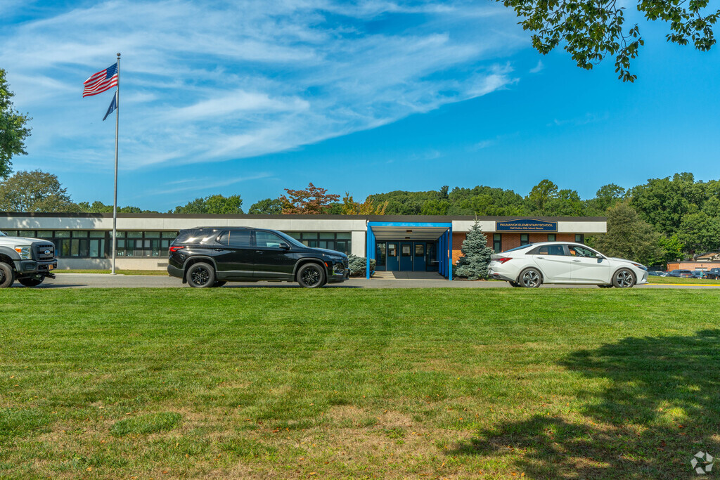 The main entrance of Paumanok Elementary School in Dix Hills.