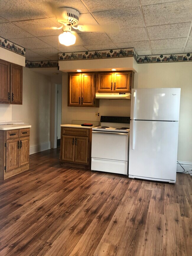 812 Marshall St unit 812 2nd fl, McMechen, WV 26040 - photo 2