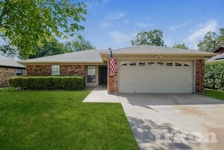 537 Greenway Dr, Saginaw, TX 76179