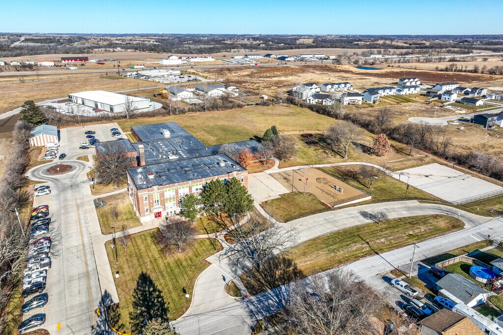 DeSoto Intermediate School hosts students in grades 5 & 6.