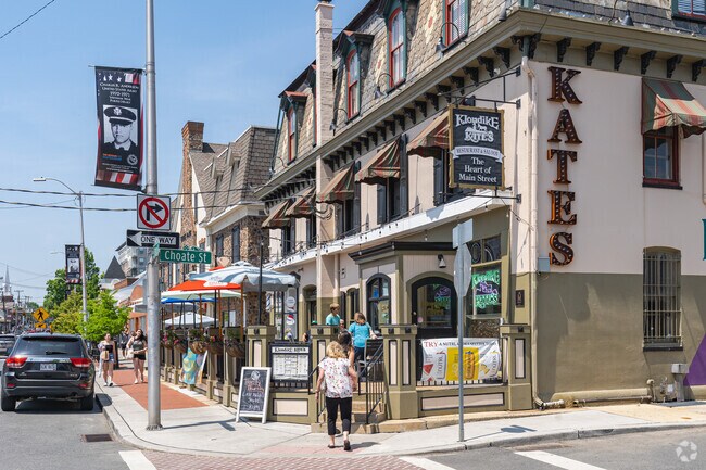 Main Street features a variety of restaurants including Klondike Kates.