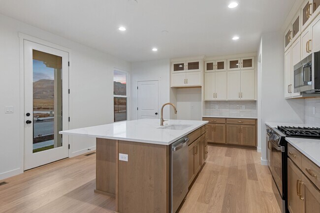 6988 W Lake Ave, South Jordan, UT 84009 - photo 7