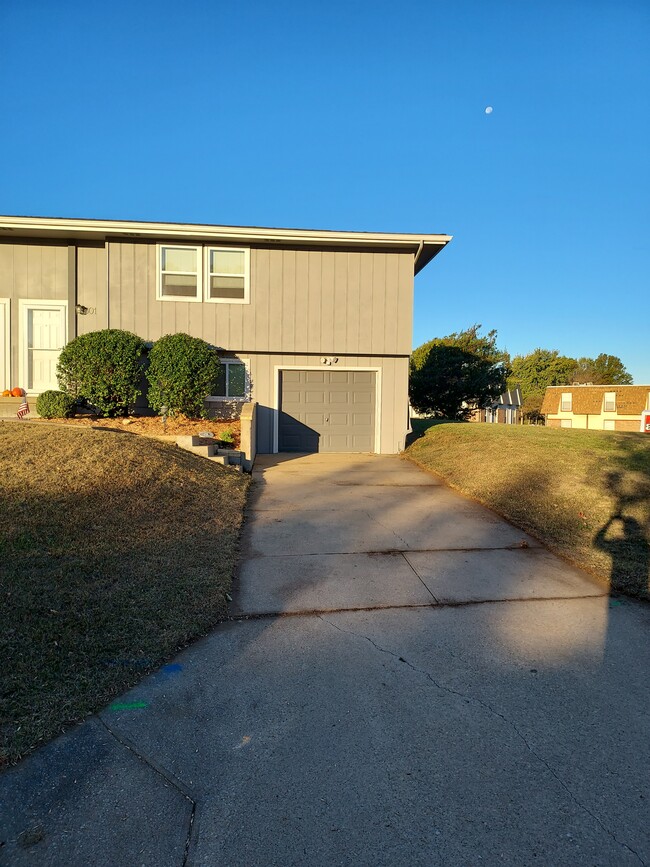 801 Dondee Dr, Manhattan, KS 66502 - photo 2